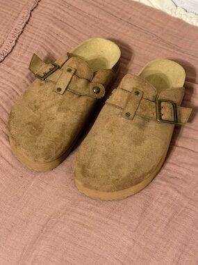 American Eagle Outfitters Tan Suede Clog size 7